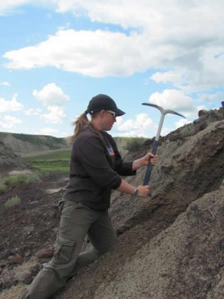 Annie Quinney正在挖掘7100万年前的古土壤