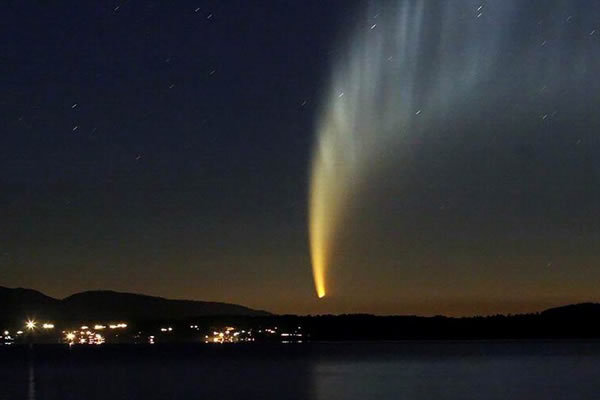 McNaught彗星的亮光甚至照亮了黑夜,其拍摄于2007年智利的圣地亚哥以南800公里