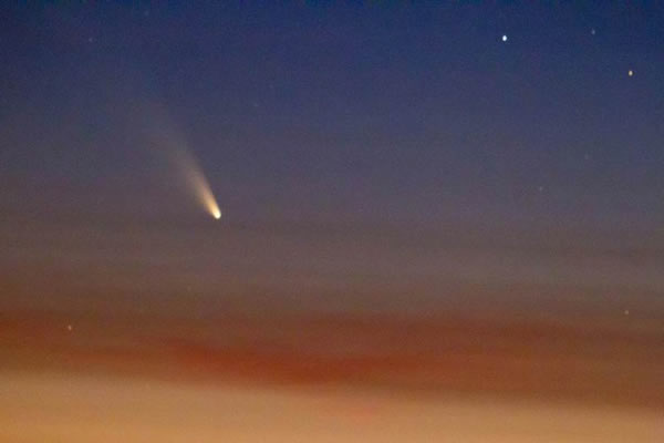 欧洲南方天文台上空的彗星,摄影师在3月7日拍摄到该图像