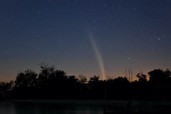 澳大利亚摄影师科林捕捉到Lovejoy彗星的彗尾,拍摄于2011年12月