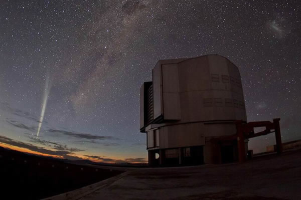 2011年12月,位于智利欧南天文台上空的Lovejoy彗星,还可以看到银河的倩影