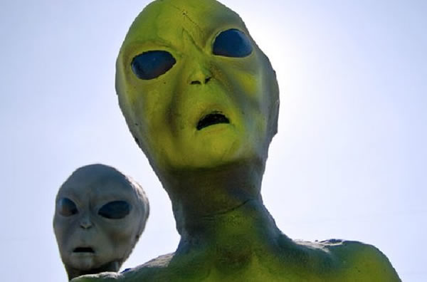 火星生命条件的发现增加了其他宇宙高级文明存在的可能性,如果外星人被我们发现,将会对人类世界的宗教信仰产生影响