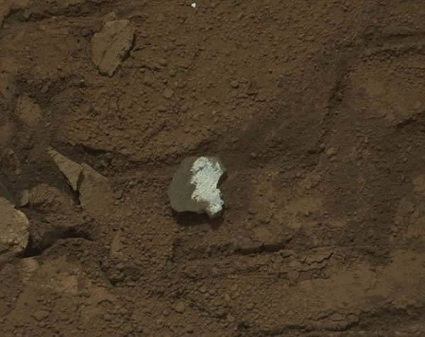 ������һ�鱻��֮Ϊ���϶����ɡ�����ʯ���ڡ����桱�ŵ���ѹ���ѿ�����¶���ڲ��İ�ɫ�ṹ��������ȡ����ʯ��ĩ�������еķ�����ʾ������һ�ȳ��ֿ������õ�ˮ�Լ�֧������