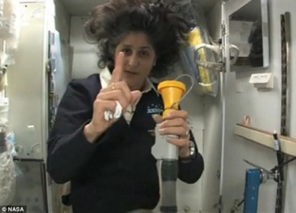国际空间站前指令长苏妮·威廉姆斯讲解用于小便的装置