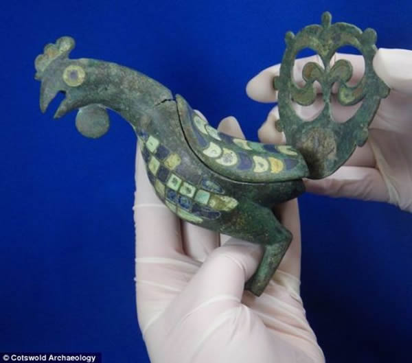 ����ѧ��������������˹��һ������ĹѨ�з�����ֻ�ǳ�������С���������Ǿ�һ��Ŭ�������Ѱ����޸��������15���������ųǶ���չ����