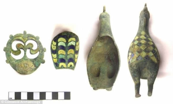 ��Щ����������˹��һ������ĹѨ�з��ֵ�С�������岿�֡����ڣ������ѱ�����ƴ����һ��