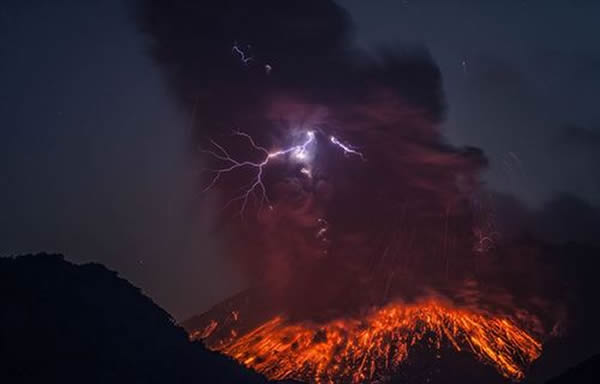 日本樱岛火山出现的闪电奇景