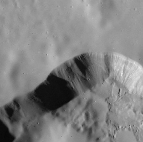 美国宇航局“信使”号水星探测器发现水星上异常光滑的峭壁