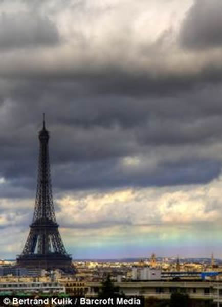 法国巴黎天空惊现罕见火彩虹