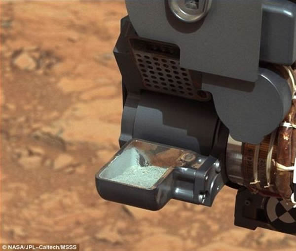 “好奇”号钻取的火星岩粉末样本,被放置在“好奇”号上的一个容器中