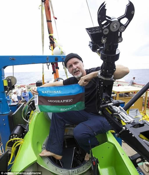 好莱坞导演詹姆斯-卡梅隆。卡梅隆是50年来第一个造访马里亚纳海沟沟底的人,也是唯一一个独自一人完成这种冒险的人