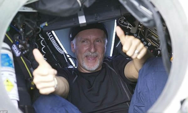 卡梅隆是第一个独自潜入马里亚纳海沟的人,共在沟底逗留几个小时