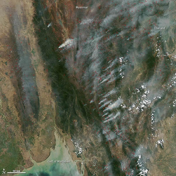 2013年3月22日,美国宇航局的Aqua卫星上的分辨率成像光谱仪(MODIS)拍下了这幅照片,显示了遍布缅甸和泰国的大火。红点表示火灾地点。