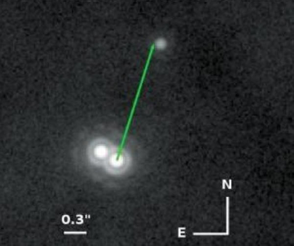 科学家对2MASS0103(AB)b天体进行的成像观测,发现其质量达到褐矮星与类木行星之间的临界线,箭头指向的或是现实版“塔图因”星球