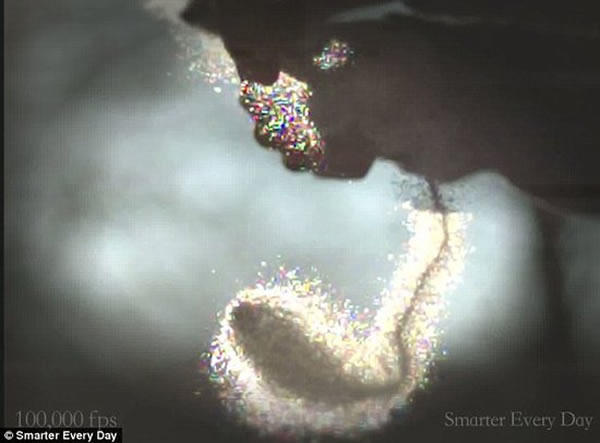 �º͵�ѹ��������ͷչʾ�˱�ը������ͬһ�鲣�������ͬʱ�����ι̺ʹ����������ԡ�