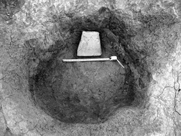 兰家村遗址发现的史前祭祀坑,坑底埋着一块可能具有特殊含义的“石碑”。