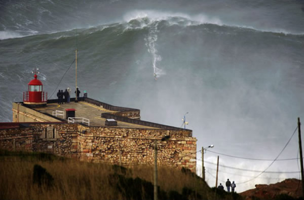 Surfer Shows Freaky Lack of Fear