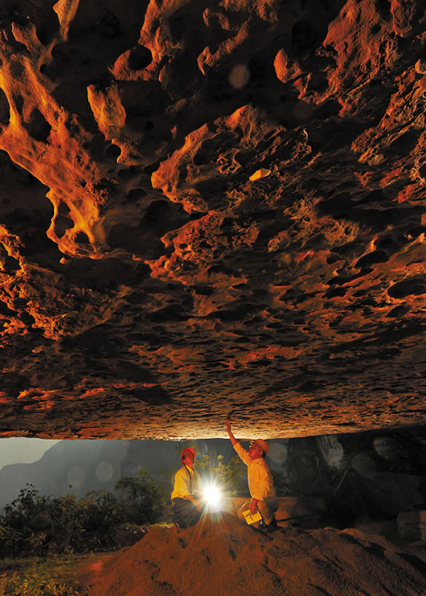 人们关注的不仅仅是脚下的恐龙足迹,足迹层面的顶部也值得推敲:凹凸不平的砂岩,还能看到零星的足迹和虫迹