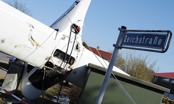 �¹�һ��С�ͷɻ����������Ƚ�