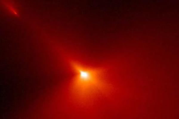 发出神秘X射线辐射的百武彗星