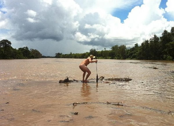 为一杯威士忌澳洲醉汉裸身横渡鳄鱼河