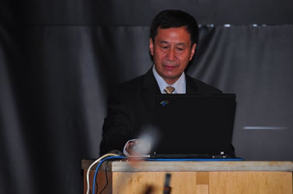 李超荣在大会上作报告