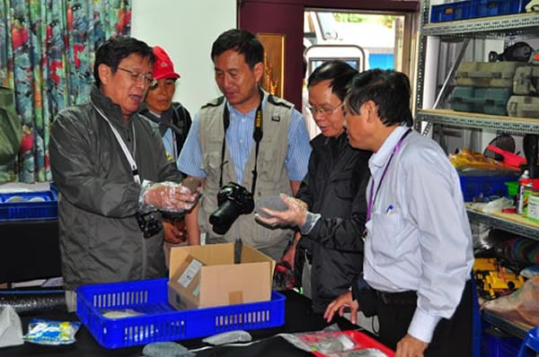 观察八仙洞遗址标本