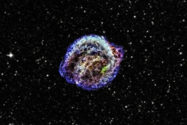 由NASA钱德拉X射线空间望远镜拍摄的1604年开普勒超新星残骸,科学家估计距离区间为1.3万光年至2.3万光年
