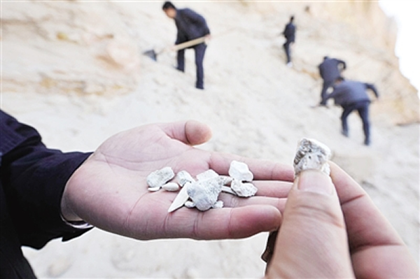 4��9�գ�������Ա�ڲ鿴������Χ��һЩ�����ﻯʯ