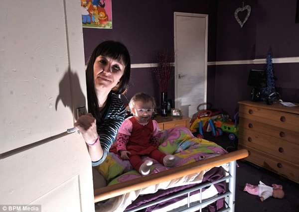 英国小镇一位女子家中发生一系列灵异事件