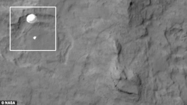 “好奇”号在降落伞的帮助下降落。照片由火星侦察轨道器拍摄