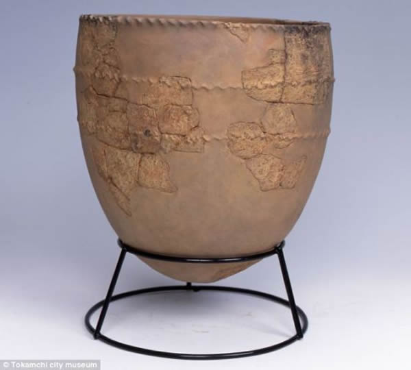 在日本新泻县久保寺南部发现的一个早期绳纹罐,它已有1.5万年历史,研究人员从中发现鱼类的迹象