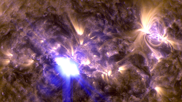 NASA观测到今年最大的一次太阳耀斑爆发