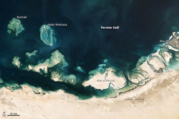 2001��9��18�գ�NASA��Landsat 7�����ϵ���ǿ��ר����ͼ��(ETM)�����������Ƭ����ʾ�˰�������������(Abu Dhabi)�������ߺ������ϵ�
