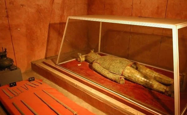 满城汉墓金缕玉衣