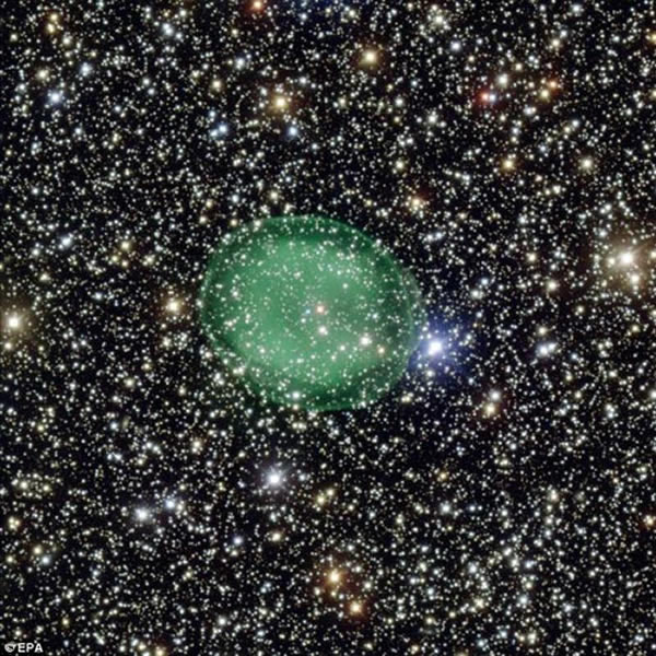 绿色云团是在IC1295星云盾牌座附近发现的,距离地球大约3300光年