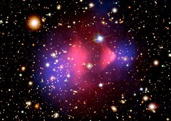 子弹星系团是暗物质存在的证据之一,科学家认为暗物质粒子可能为大质量弱相互作用粒子