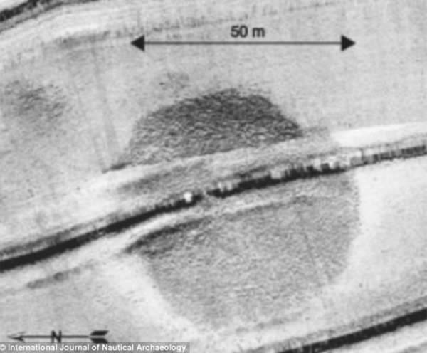 考古学家在加利利海底200米发现的神秘锥形石堆,由叠加在一起的石头构成