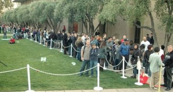 等待的人们排起了四分之一英里长的队伍