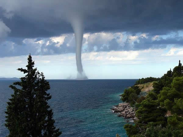 克罗地亚海上龙卷风