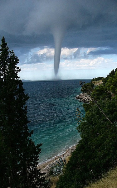克罗地亚海上龙卷风