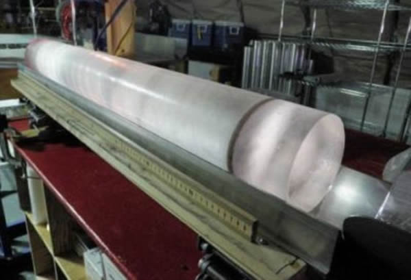 在西南极洲冰原钻取的一段冰芯,长1米,颜色暗淡的层含有火山灰。研究人员在南极大陆北部的詹姆斯-罗斯岛钻取了一段长364米的冰芯,测量当地过去的温度变化