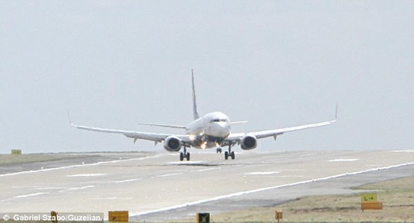 英国飞机在强风下着陆的惊险一幕