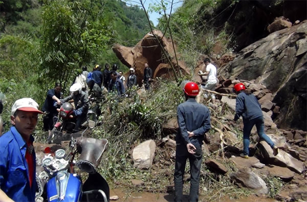 A huge fallen rock, dislodged by a 6.6 magnitude quake, blocks a road in Longmen
