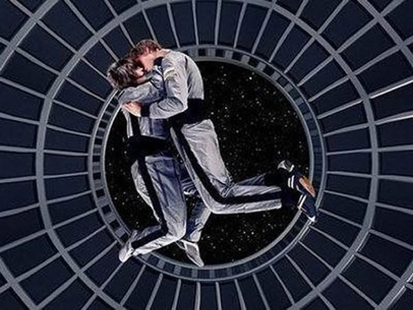 科学家称,太空性生活动作难度大,并且太空放射线容易导致胎儿畸形发育