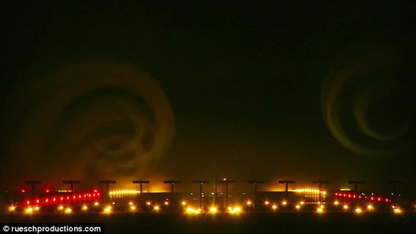 飞机划过低空时机翼周围出现的“卷云”