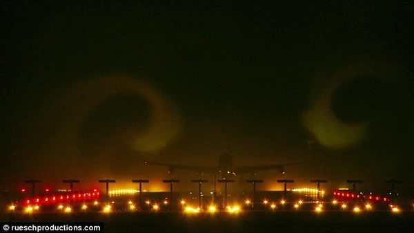 飞机划过低空时机翼周围出现的“卷云”