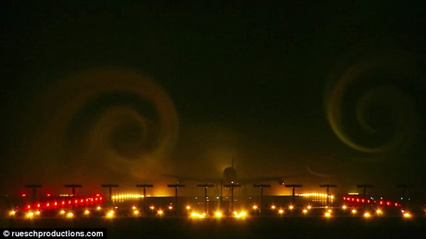 飞机划过低空时机翼周围出现的“卷云”