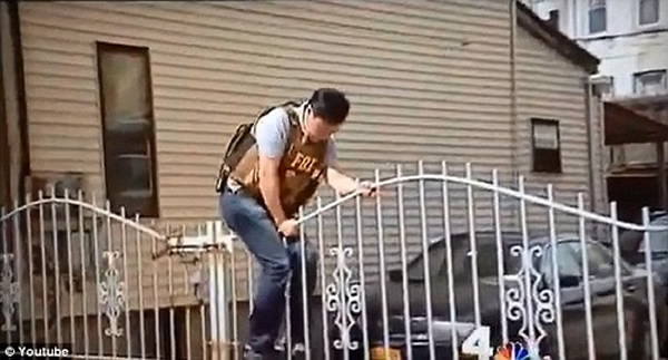 һ��FBI̽ԱŬ��������Χ��