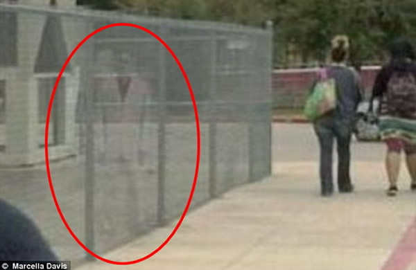 放大后隐约看得到旁边还有个女人。